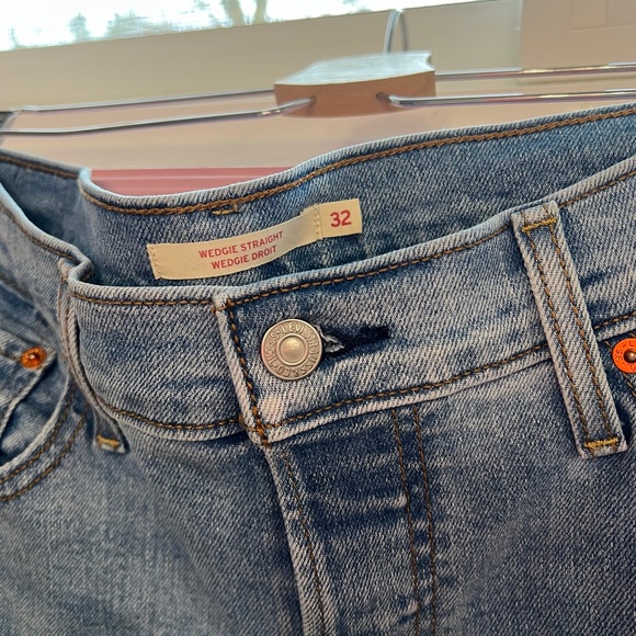 Levi' Wedgie Straight Fit -Size 32 - Picture 4 of 6